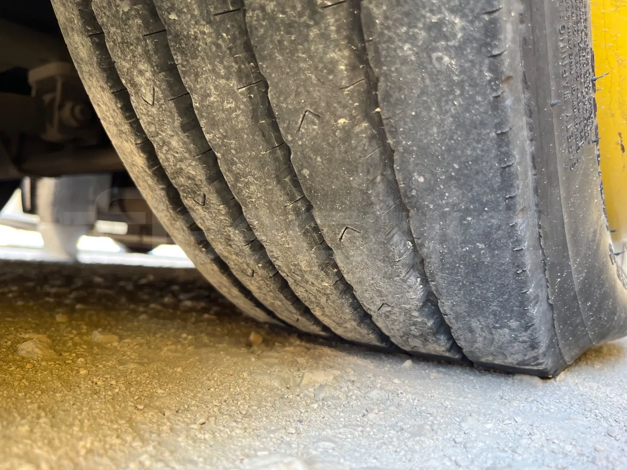 King Long XMQ6800 2AL1AA2B-EUR5-148Kw-7,995m - tread condition front tires left