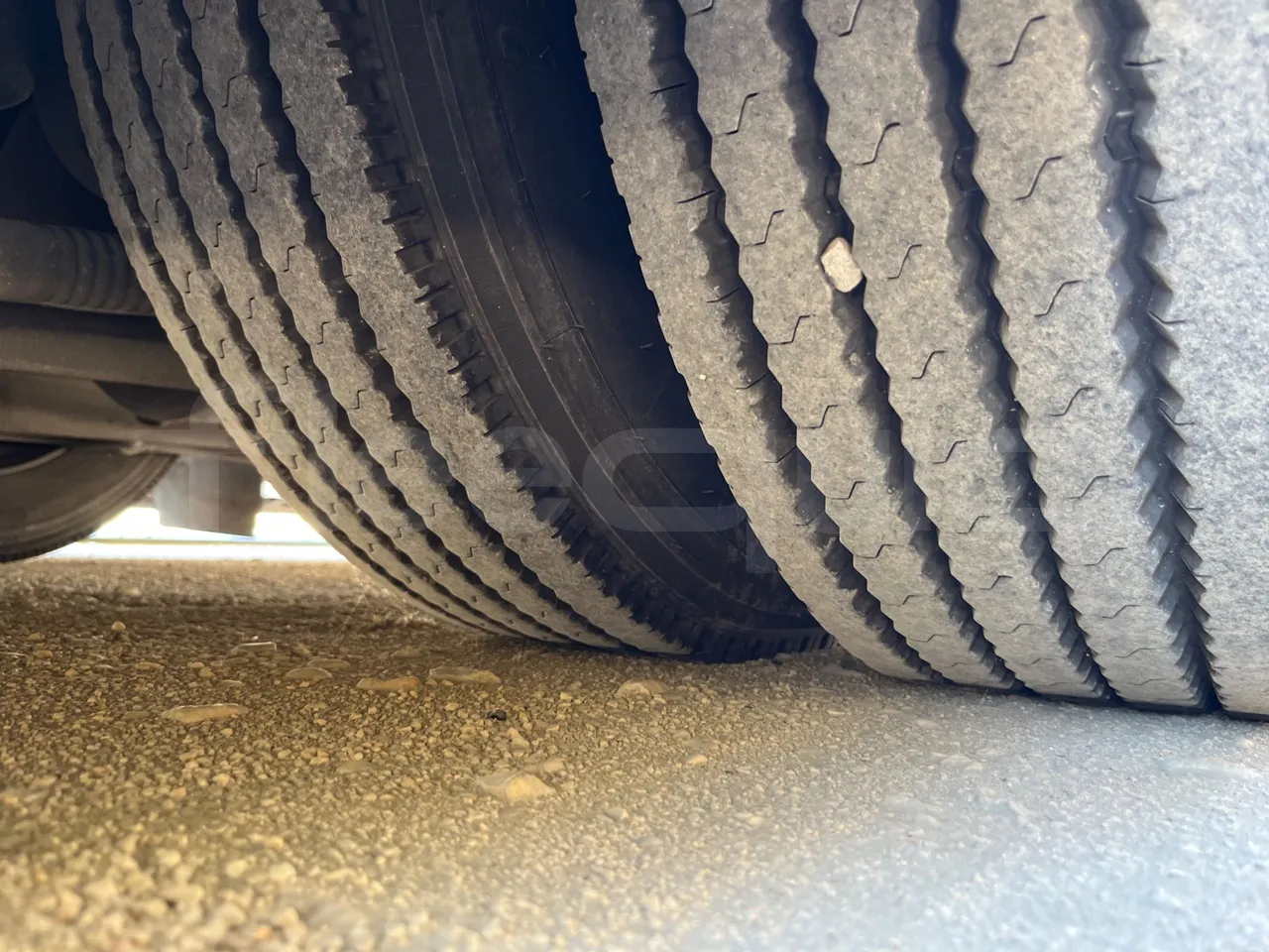 King Long XMQ6800 2AL1AA2B-EUR5-148Kw-7,995m - tread condition second axle tires left