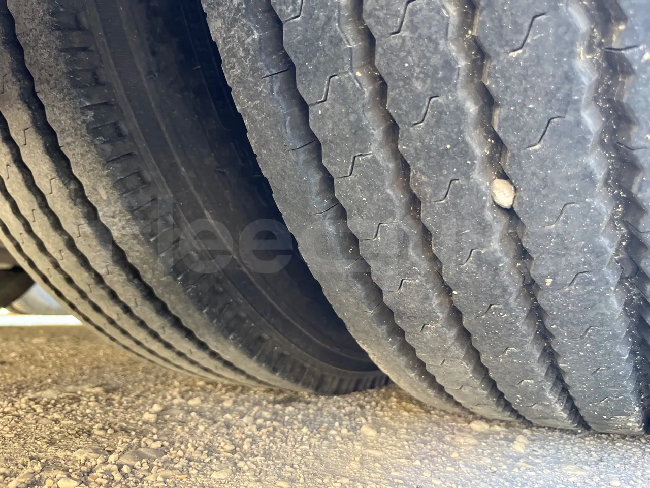 King Long XMQ6800 2AL1AA2B-EUR5-148Kw-7,995m - tread condition second axle tires right