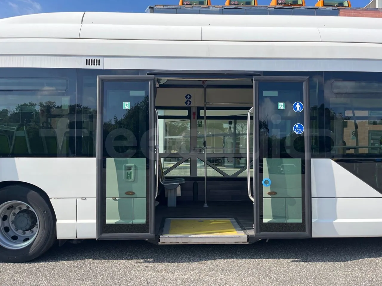 Heuliez GX 337 ELEC 6X26TN -EUR6 -121kW-12.06m - front door 2 open