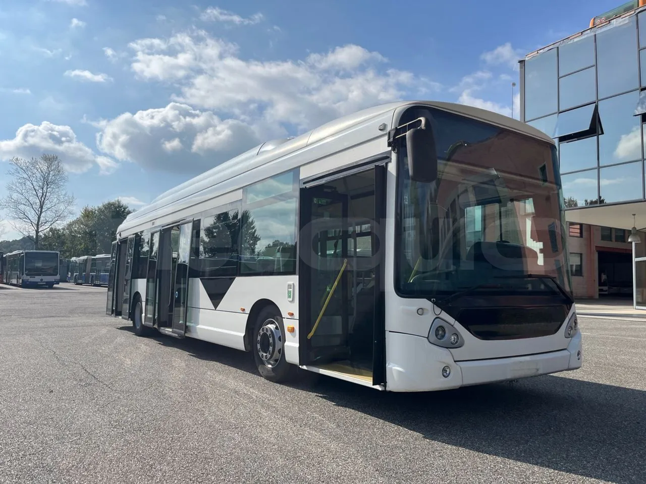 Heuliez GX 337 ELEC 6X26TN -EUR6 -121kW-12.06m - 3/4 right front doors open