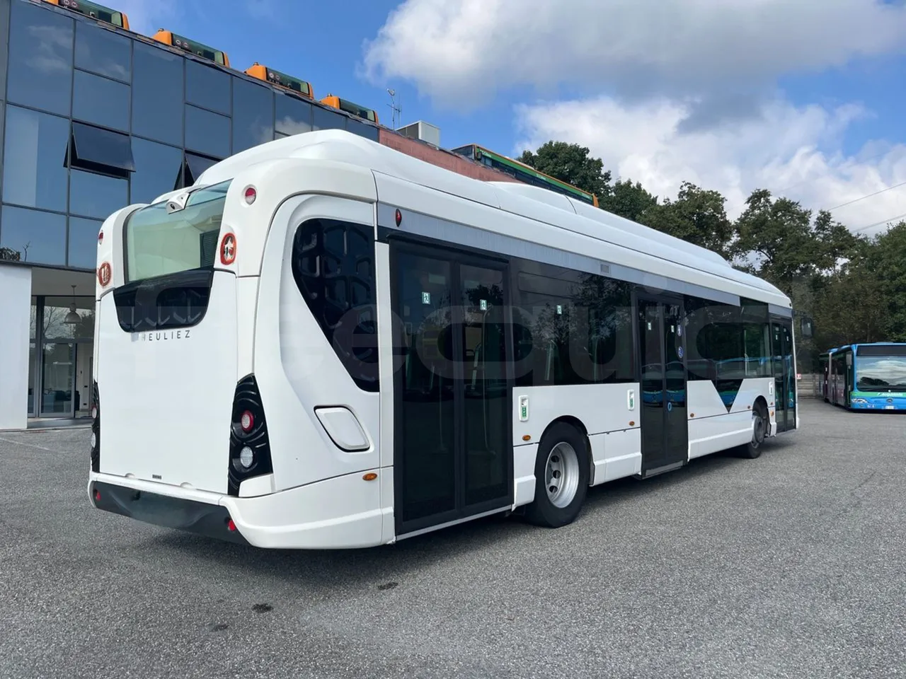 Heuliez GX 337 ELEC 6X26TN -EUR6 -121kW-12.06m - 3/4 right rear doors closed