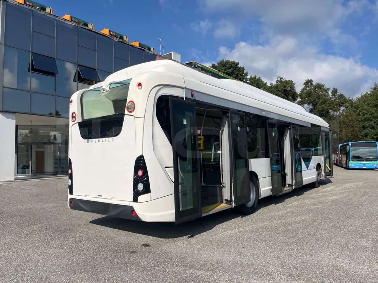 Heuliez GX 337 ELEC 6X26TN -EUR6 -121kW-12.06m - 3/4 right rear doors open