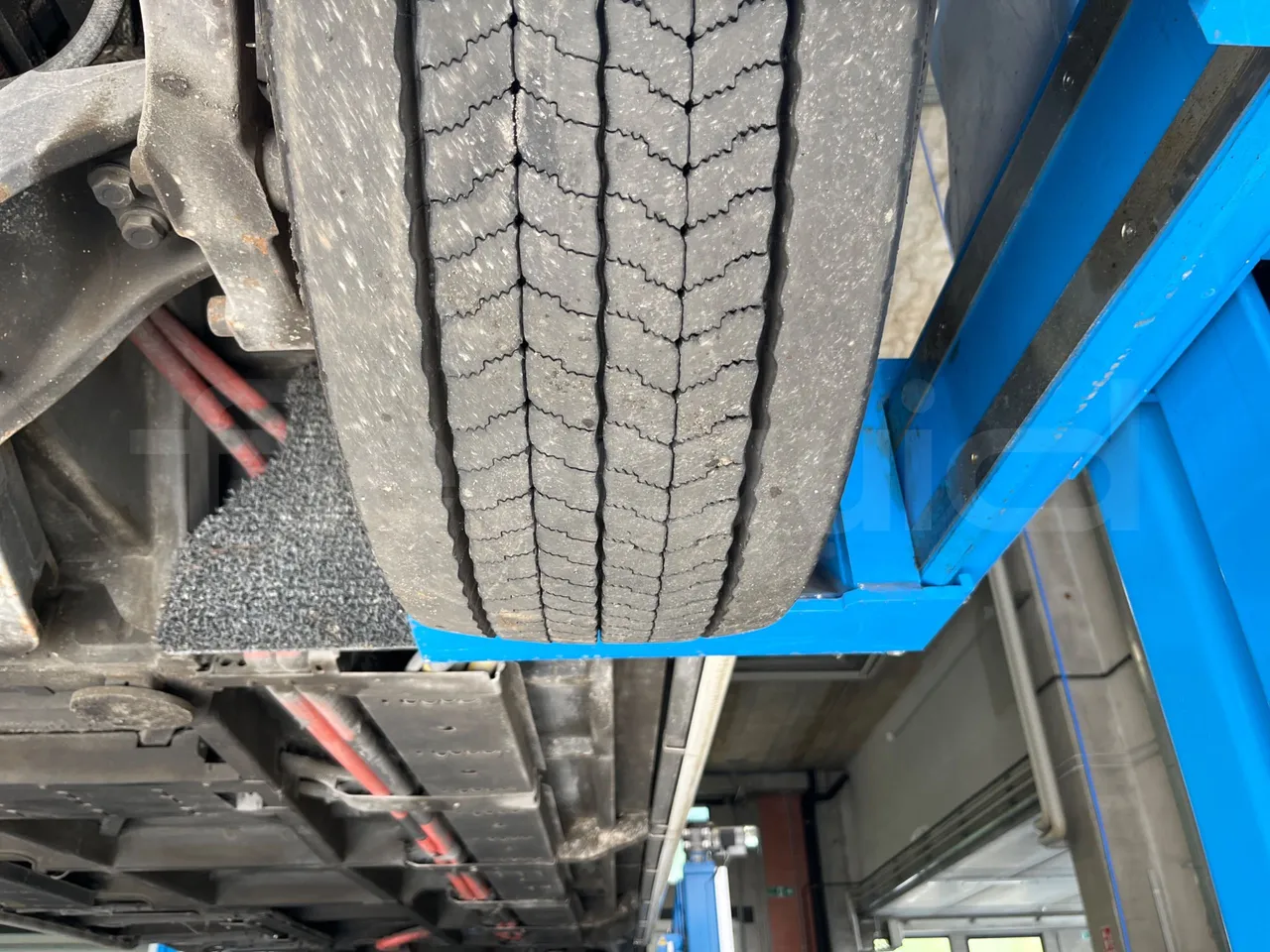 Heuliez GX 337 ELEC 6X26TN -EUR6 -121kW-12.06m - tread condition front tires left