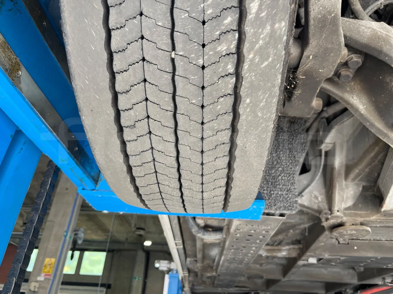 Heuliez GX 337 ELEC 6X26TN -EUR6 -121kW-12.06m - tread condition front tires right