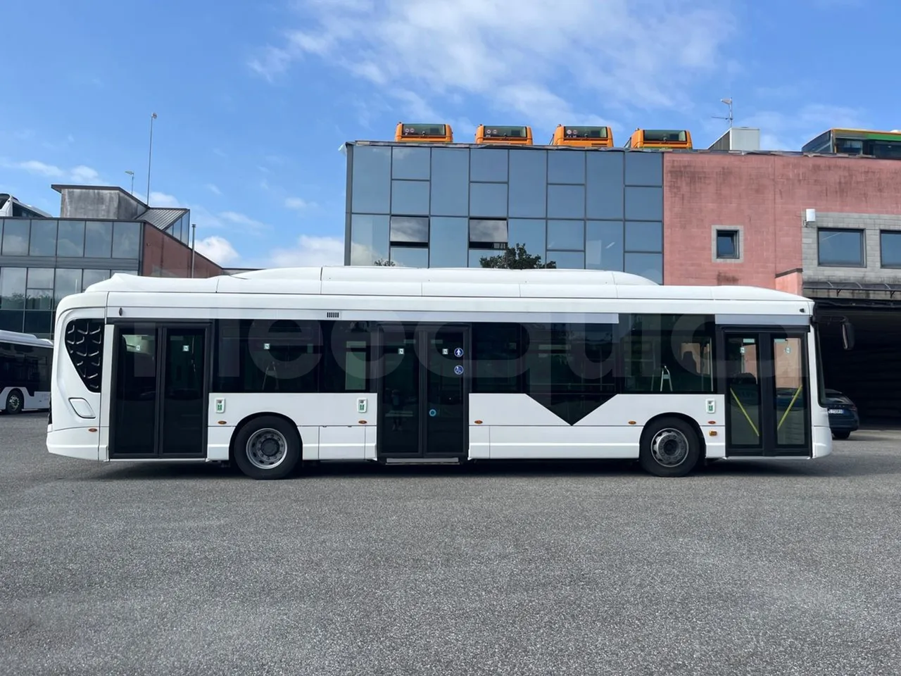 Heuliez GX 337 ELEC 6X26TN -EUR6 -121kW-12.06m - right side doors closed