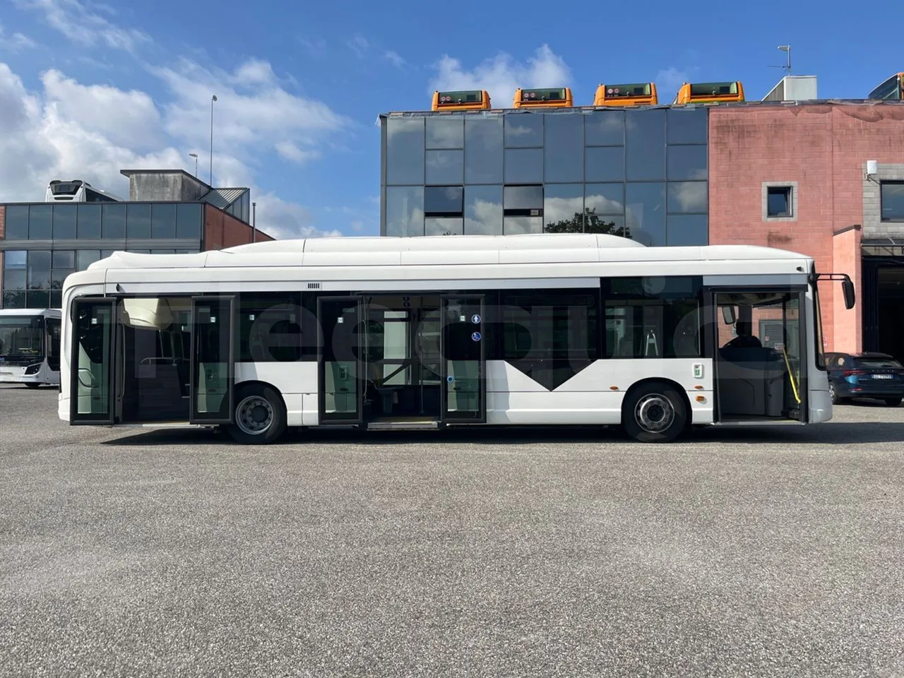 Heuliez GX 337 ELEC 6X26TN -EUR6 -121kW-12.06m - right side doors open