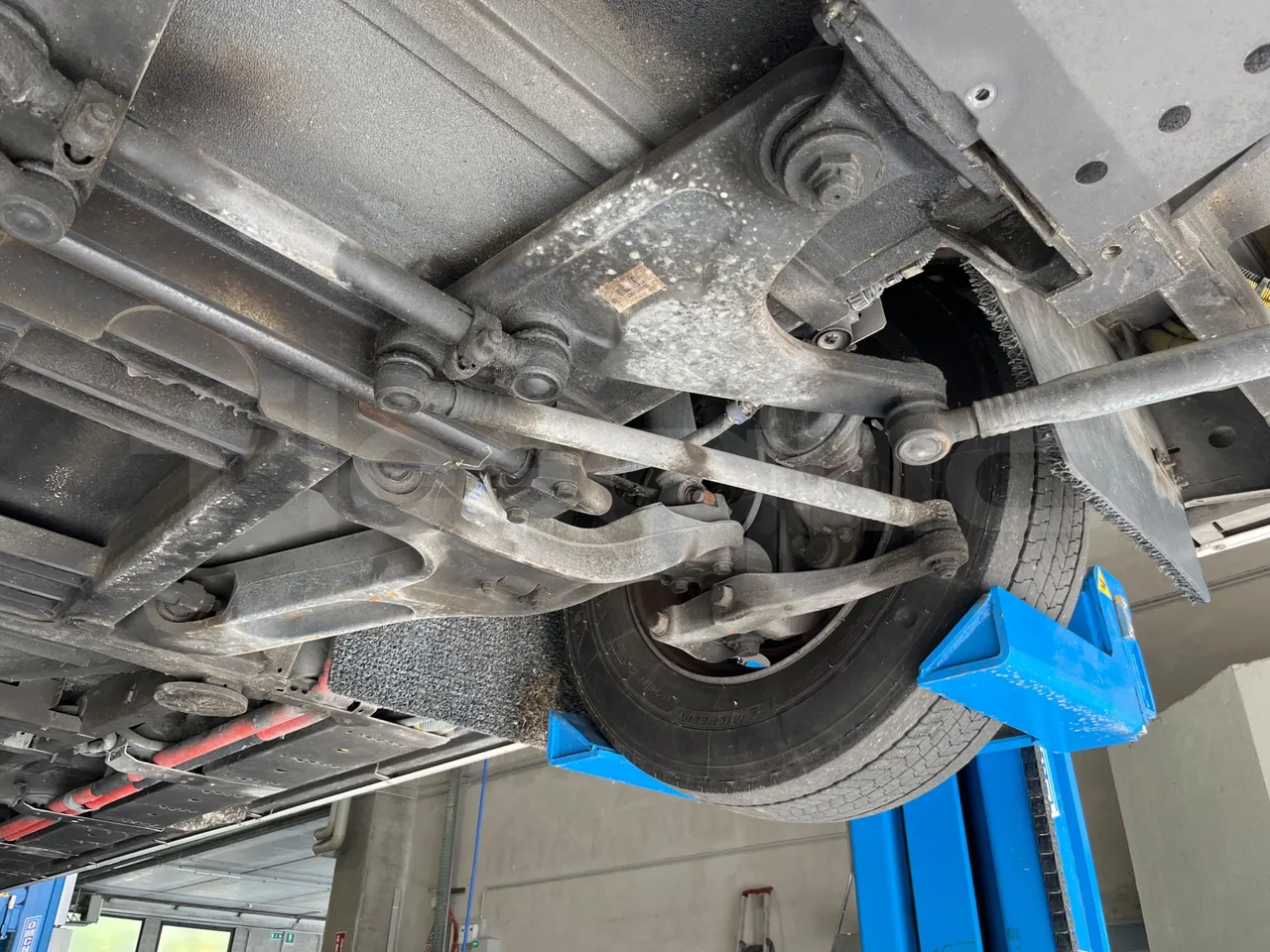 Heuliez GX 337 ELEC 6X26TN -EUR6 -121kW-12.06m - front axle left side