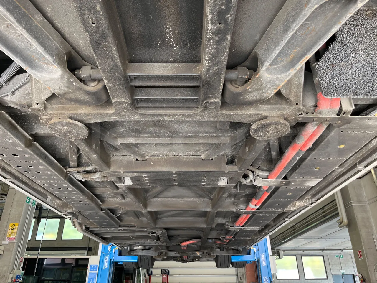 Heuliez GX 337 ELEC 6X26TN -EUR6 -121kW-12.06m - central undercarriage photo