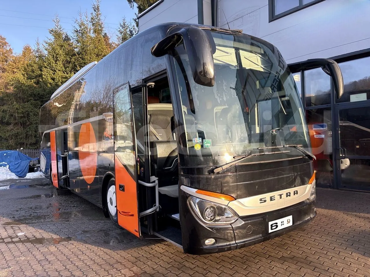 Setra S515 410 02 - Euro6 - 315kW - 12.300mt - 3/4 right front doors open