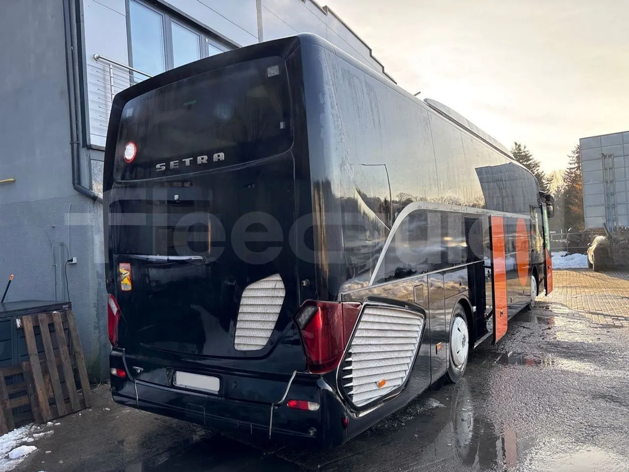 Setra S515 410 02 - Euro6 - 315kW - 12.300mt - 3/4 right rear doors open