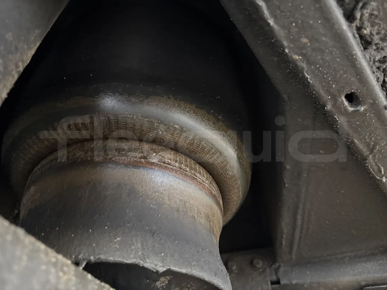 Setra S515 410 02 - Euro6 - 315kW - 12.300mt - axel 2 air springs 2 left