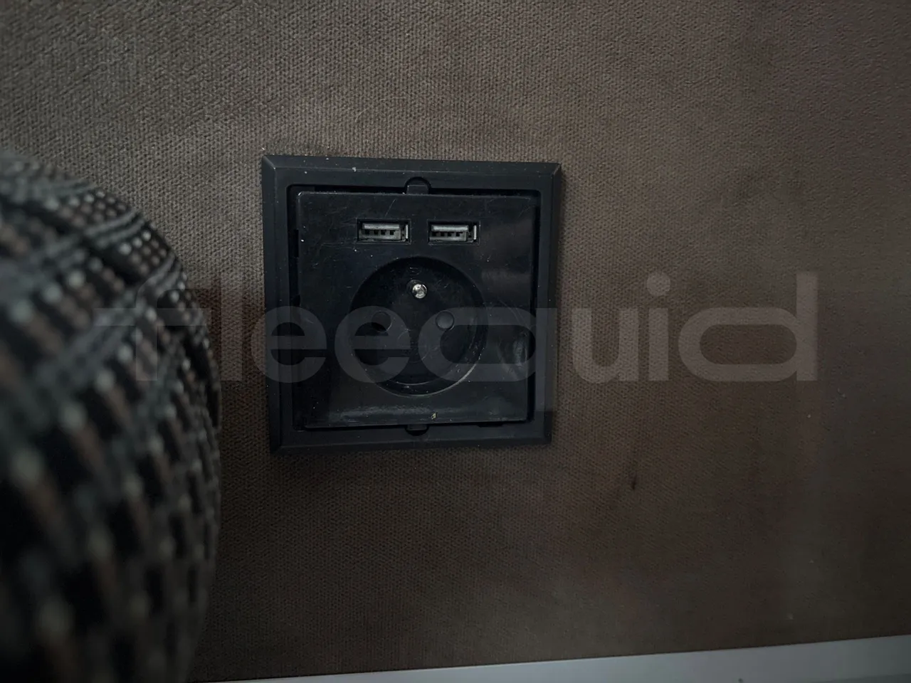 Setra S515 410 02 - Euro6 - 315kW - 12.300mt - usb charging detail