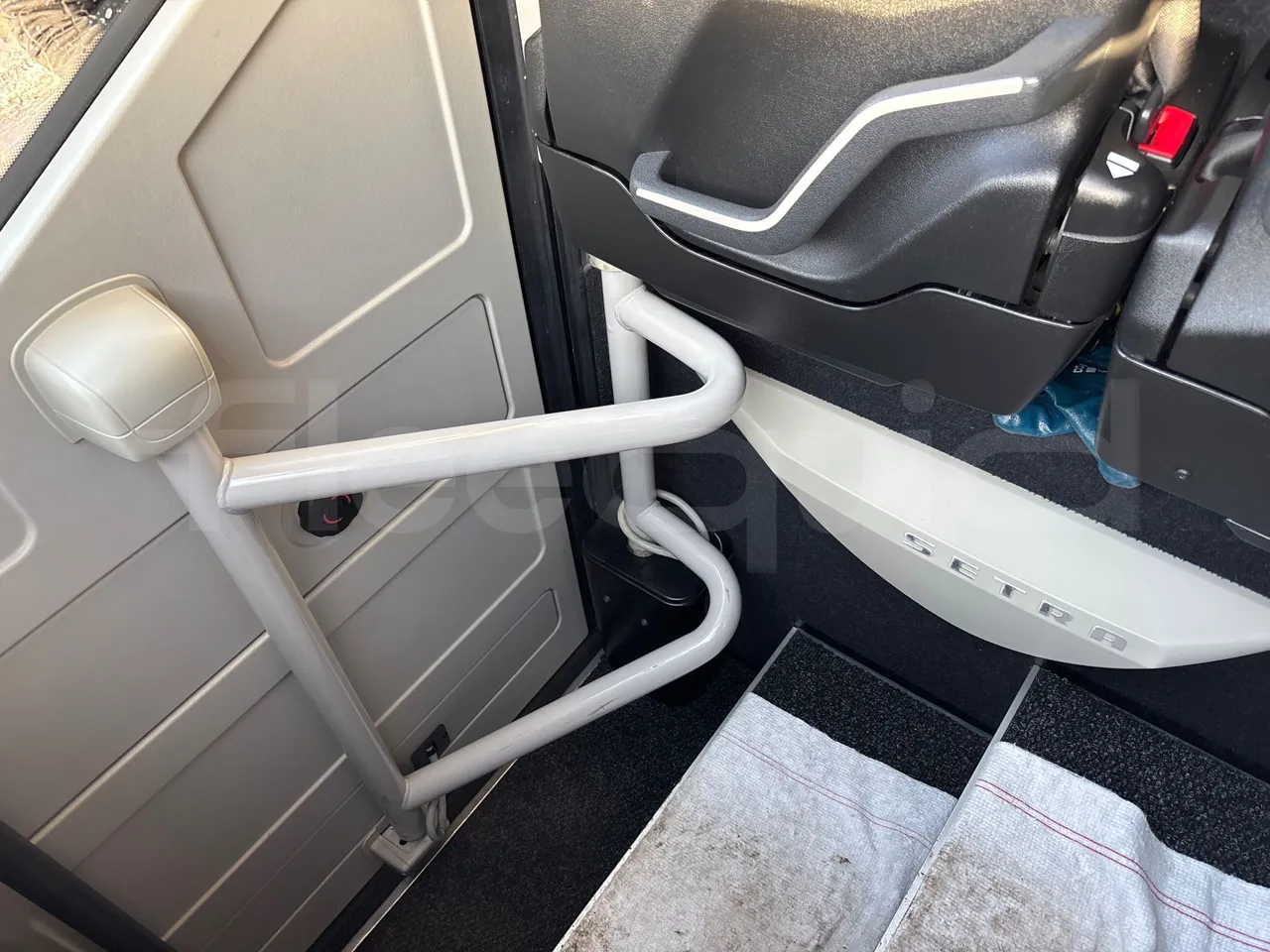 Setra S515 410 02 - Euro6 - 315kW - 12.300mt - door mechanism photo