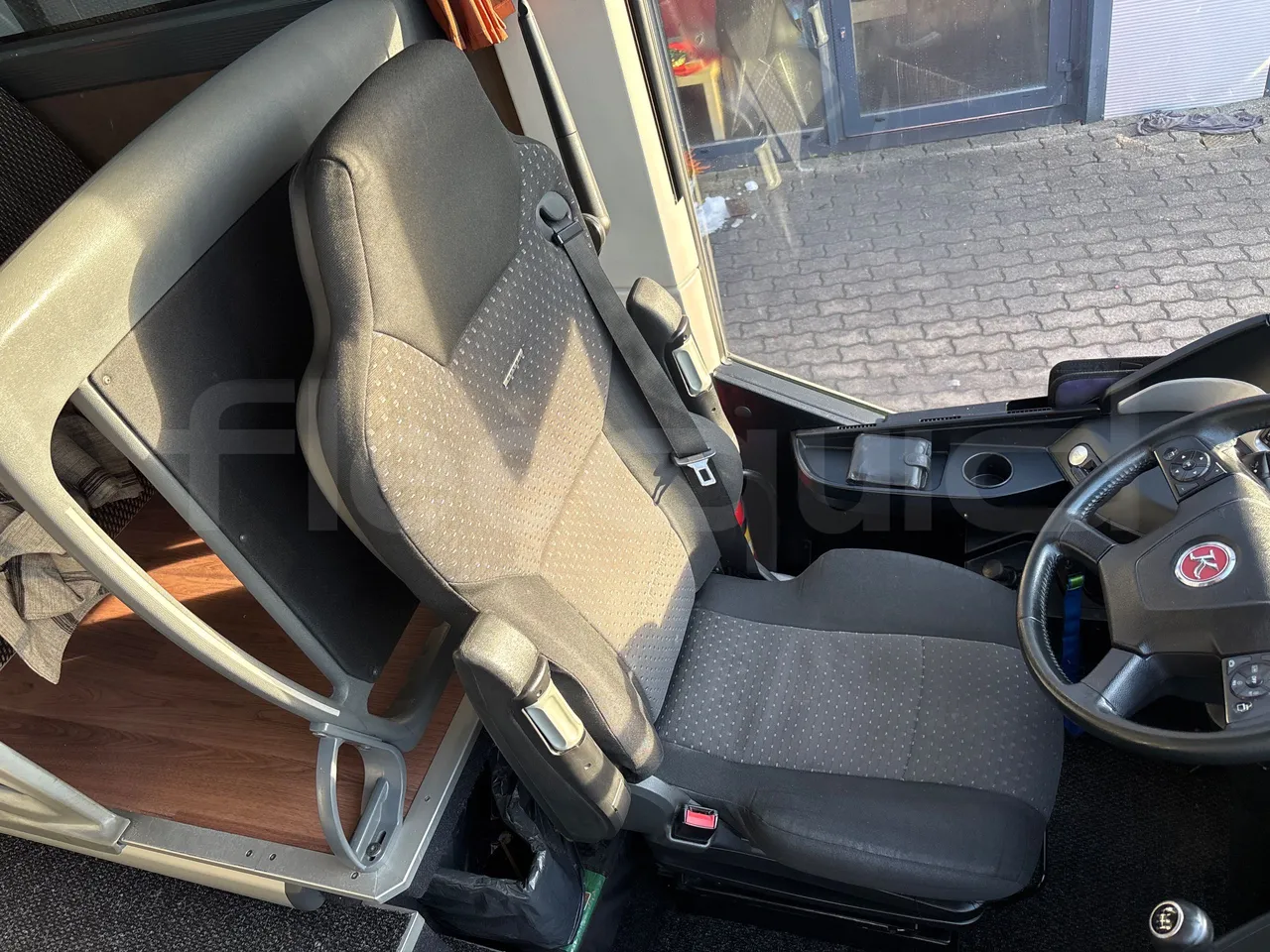 Setra S515 410 02 - Euro6 - 315kW - 12.300mt - driver's seat photo