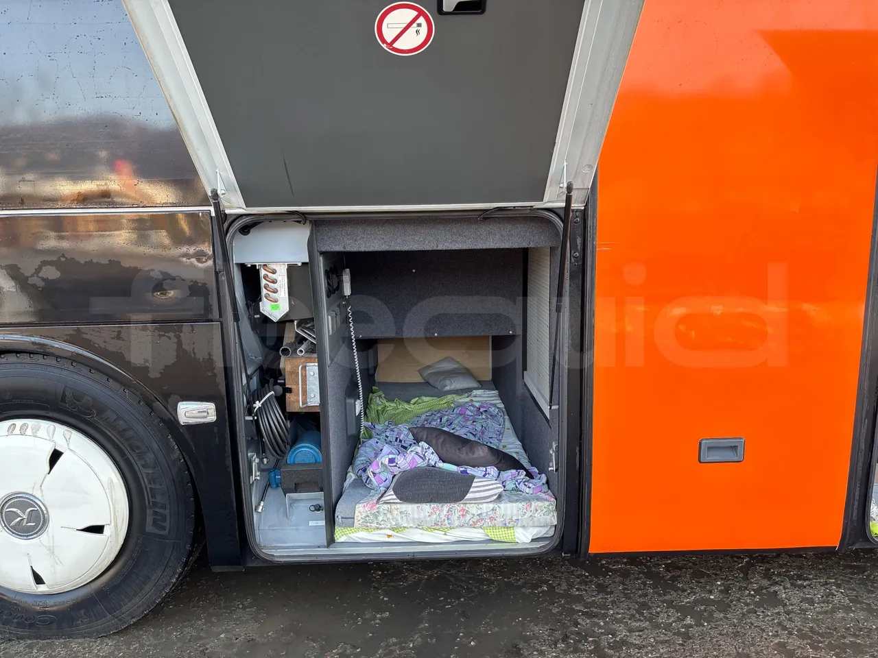 Setra S515 410 02 - Euro6 - 315kW - 12.300mt - external compartments photo