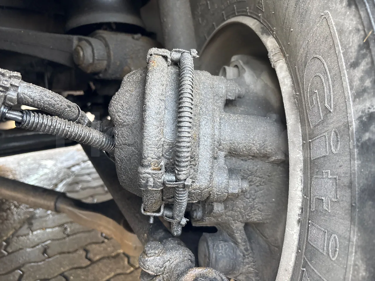 Setra S515 410 02 - Euro6 - 315kW - 12.300mt - front brake calipers left