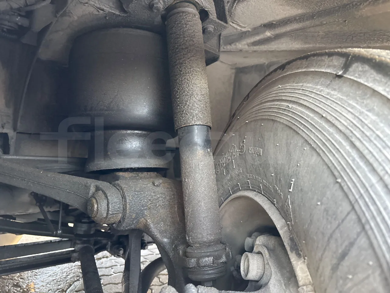 Setra S515 410 02 - Euro6 - 315kW - 12.300mt - front shock absorbers left