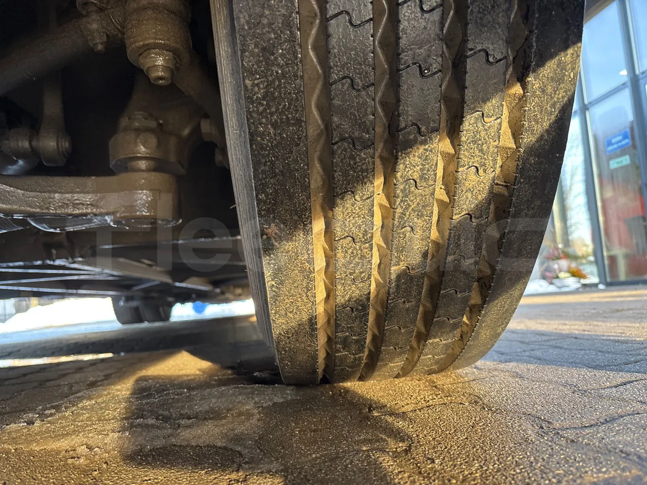 Setra S515 410 02 - Euro6 - 315kW - 12.300mt - tread condition front tires left