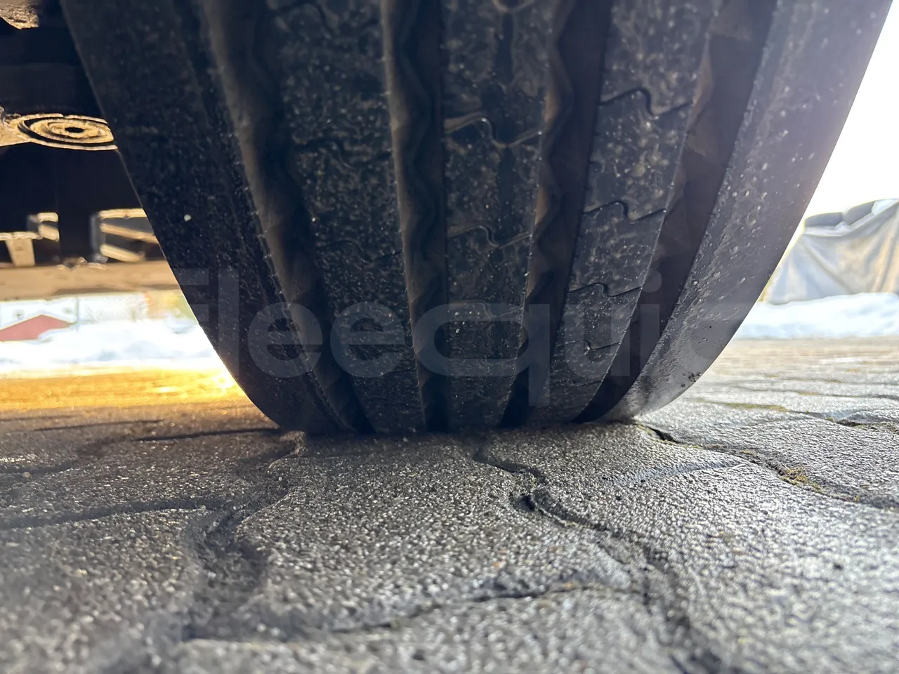 Setra S515 410 02 - Euro6 - 315kW - 12.300mt - tread condition front tires right