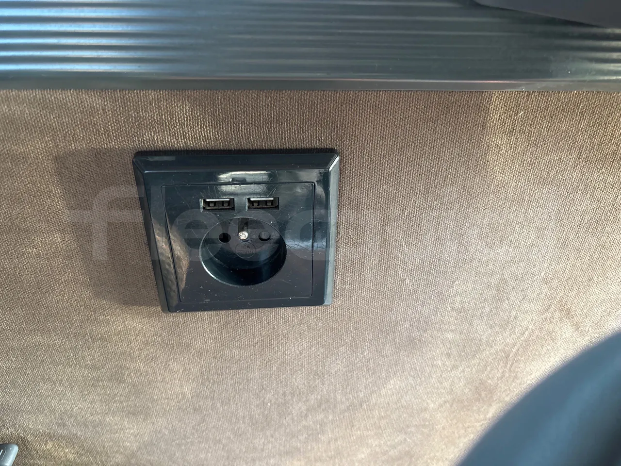 Setra S515 410 02 - Euro6 - 315kW - 12.300mt - power outlets detail