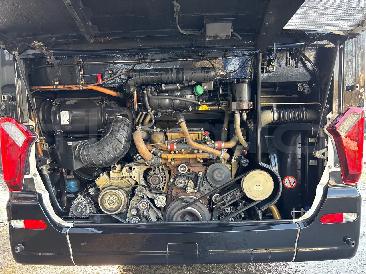 Setra S515 410 02 - Euro6 - 315kW - 12.300mt - rear hatch open