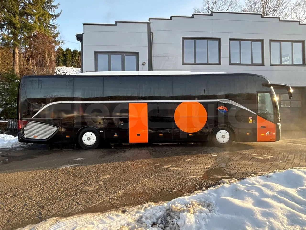 Setra S515 410 02 - Euro6 - 315kW - 12.300mt - right side doors closed