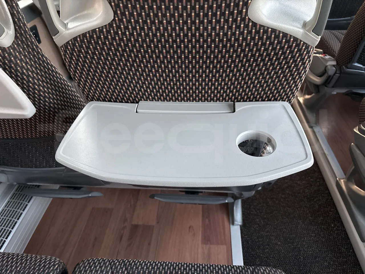 Setra S515 410 02 - Euro6 - 315kW - 12.300mt - table detail photo