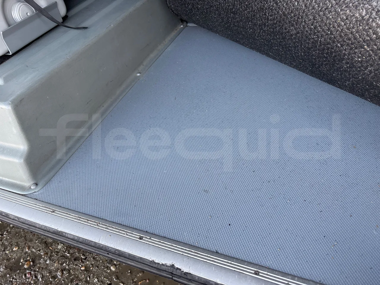 Setra S515 410 02 - Euro6 - 315kW - 12.300mt - under carpet photo