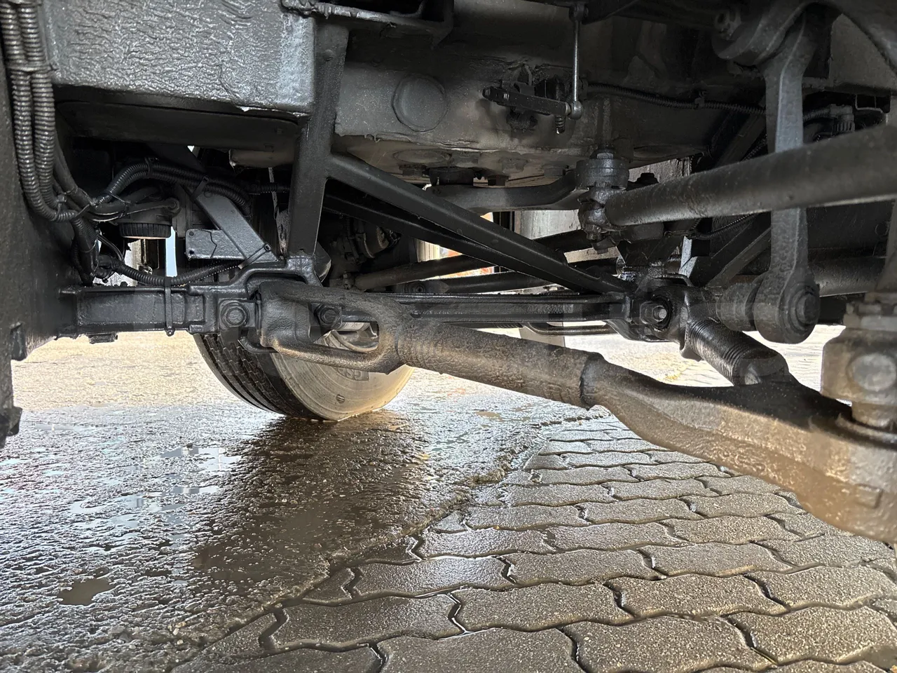 Setra S515 410 02 - Euro6 - 315kW - 12.300mt - front axle left side