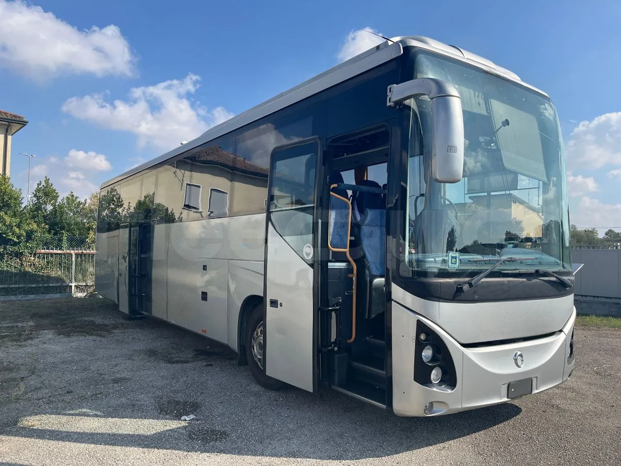 Iveco Evadys SFR130 -EUR5-279kW -11.995m - 3/4 right front doors open