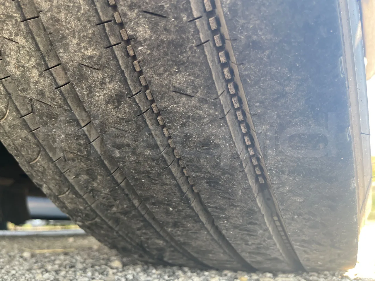 Iveco Evadys SFR130 -EUR5-279kW -11.995m - tread condition front tires left