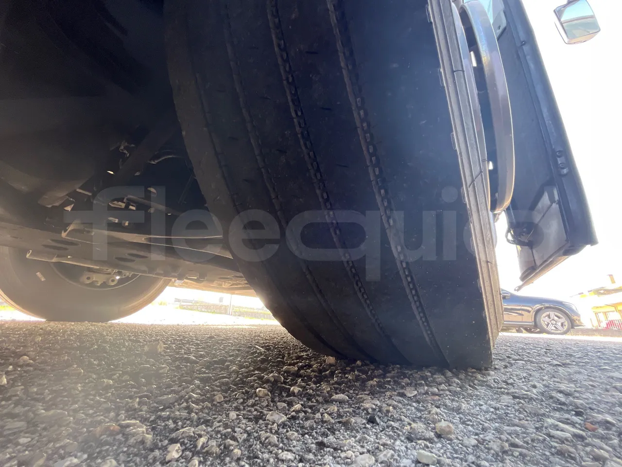 Iveco Evadys SFR130 -EUR5-279kW -11.995m - tread condition front tires right