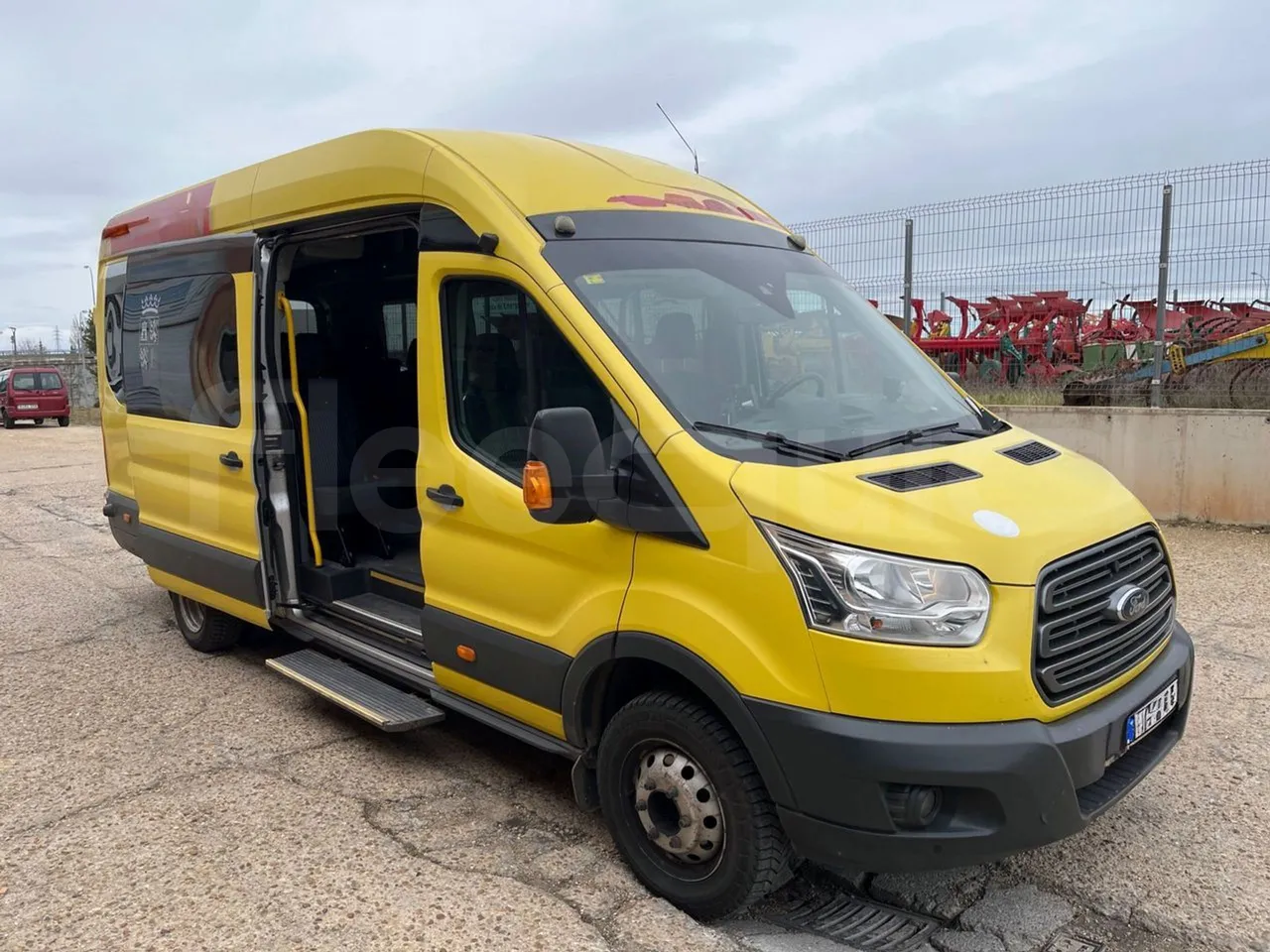 Ford Transit FBD -  Euro6 - 114kW - 6.704mt - 3/4 right front doors open