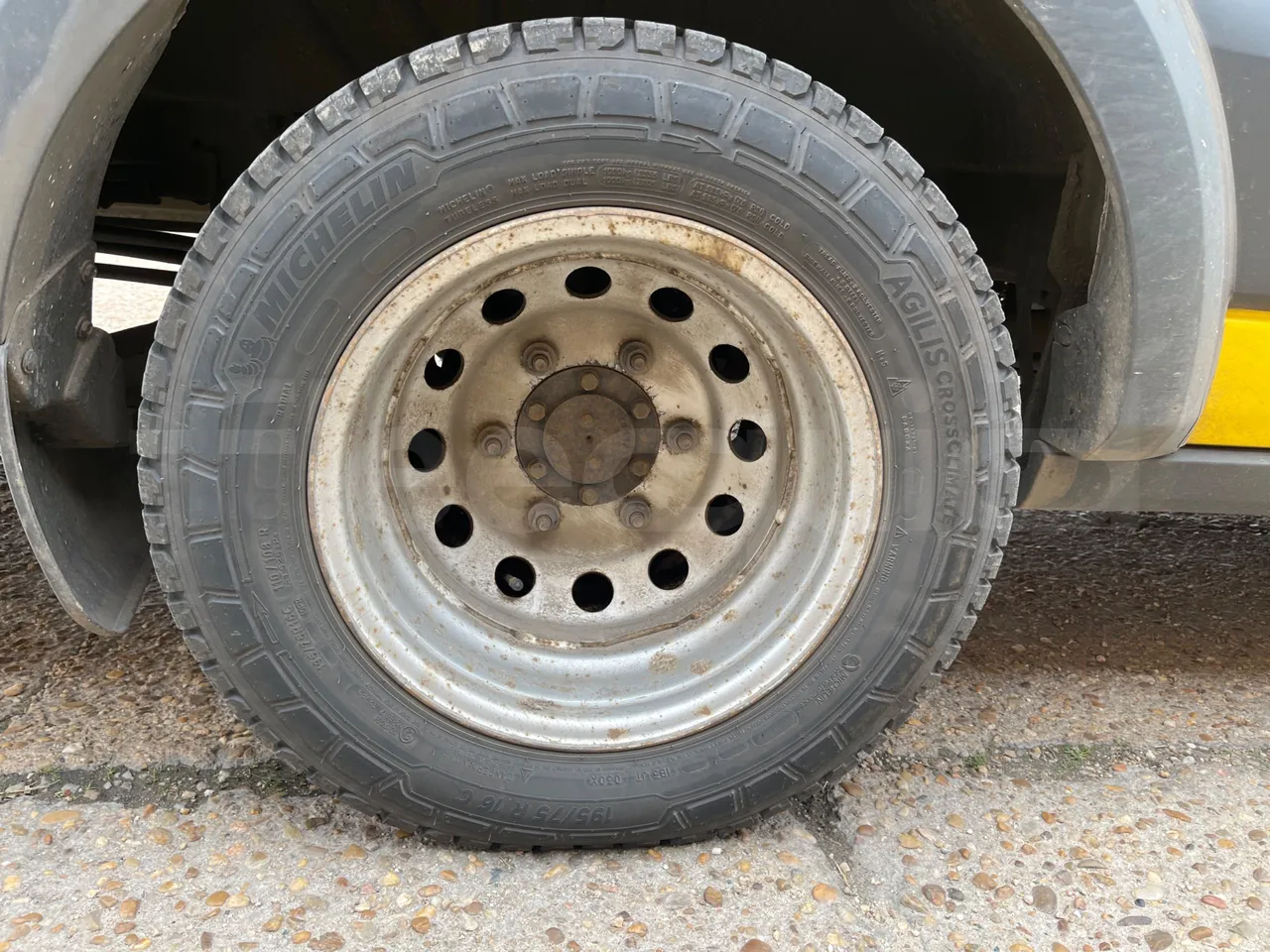 Ford Transit FBD -  Euro6 - 114kW - 6.704mt - tread condition front tires left