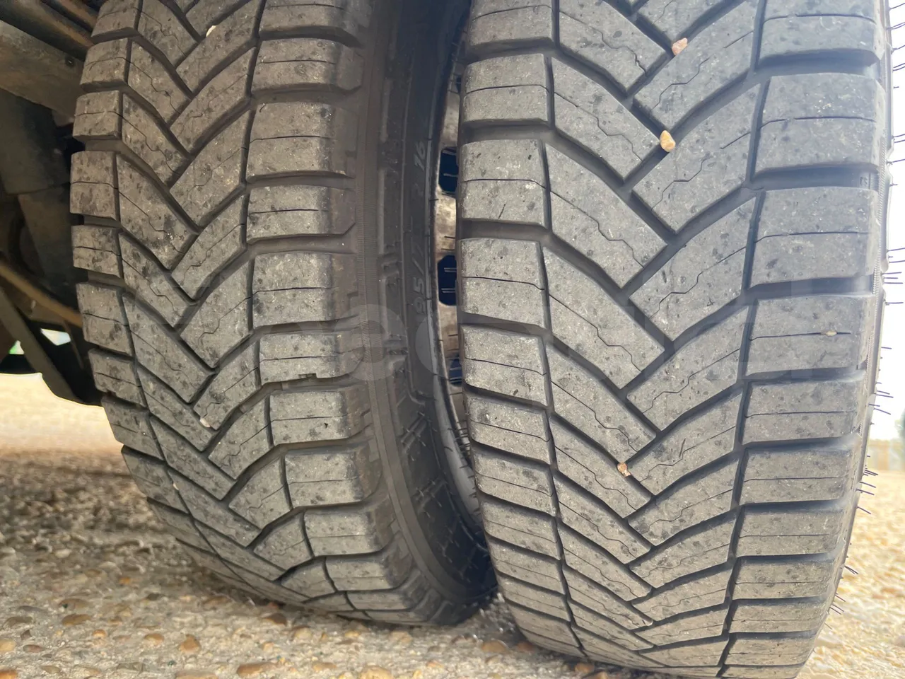 Ford Transit FBD -  Euro6 - 114kW - 6.704mt - tread condition third axle tires left