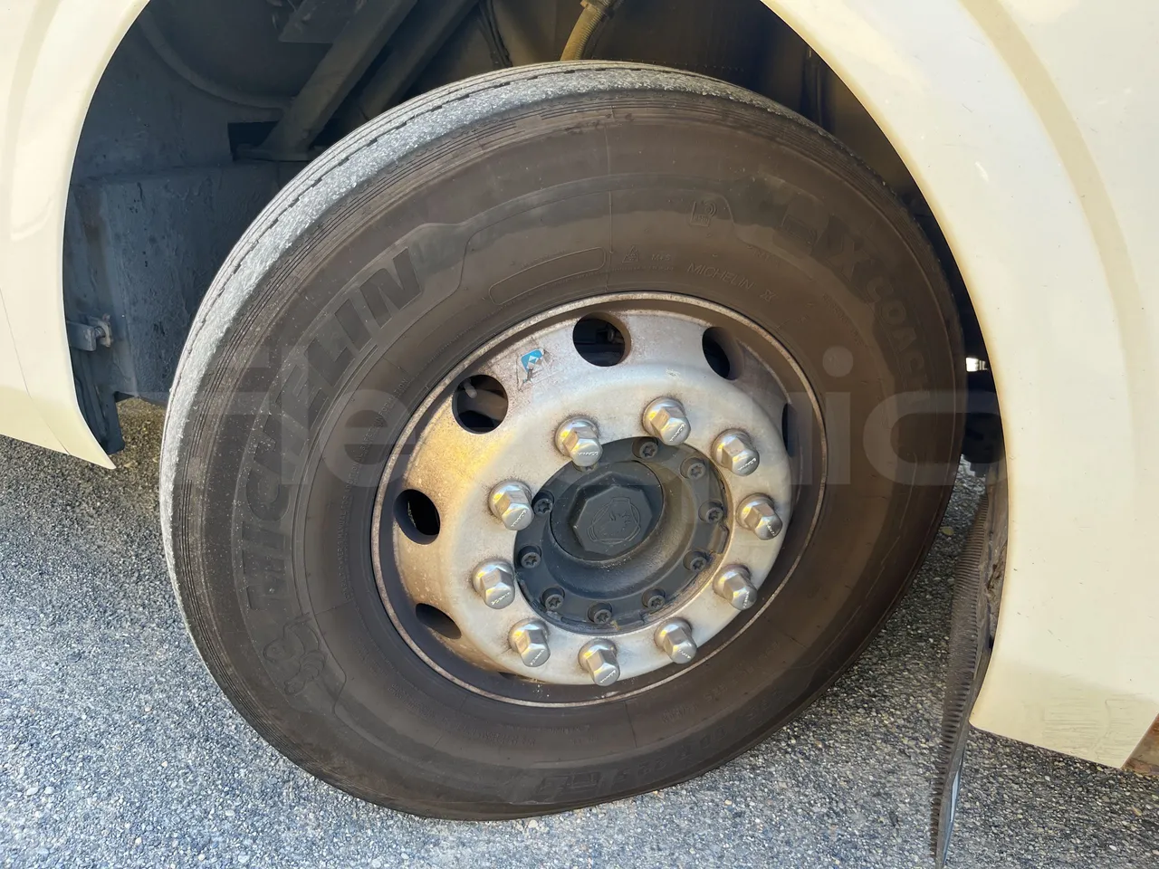 Irizar i6 - First Axle Left Side: Complete Tyre