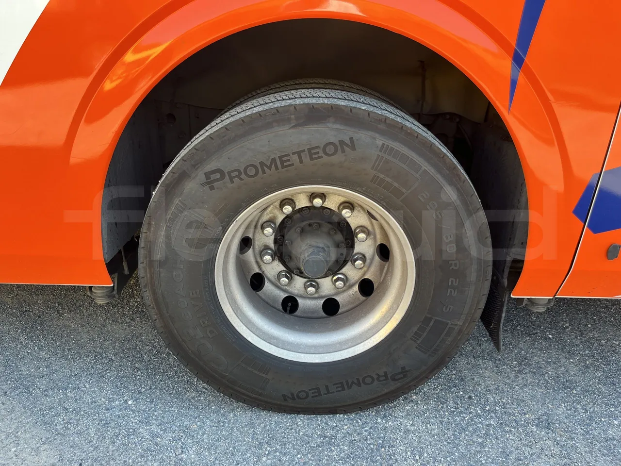 Irizar i6 - Second Axle Left Side: Complete Wheel
