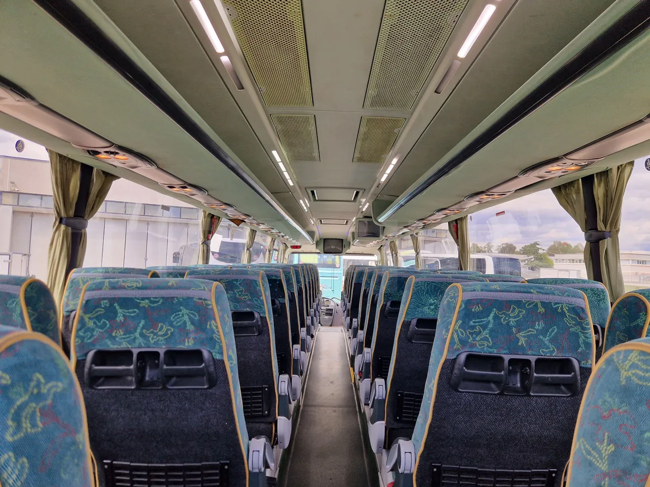 Irizar Scania K380EB - EUR4 - 279kW - 12m - forward view middle aisle