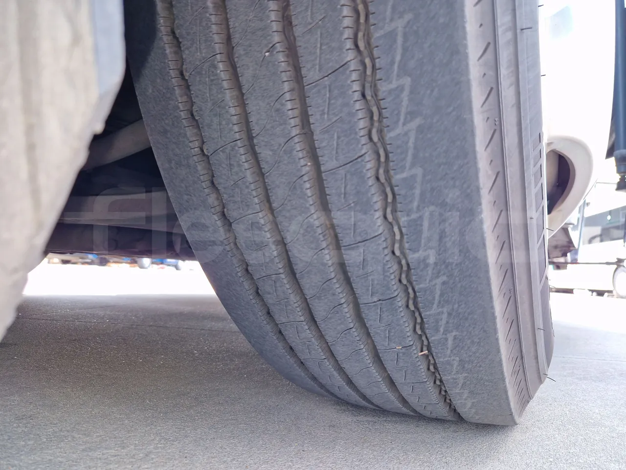 Irizar Scania K380EB - EUR4 - 279kW - 12m - tread condition front tires right