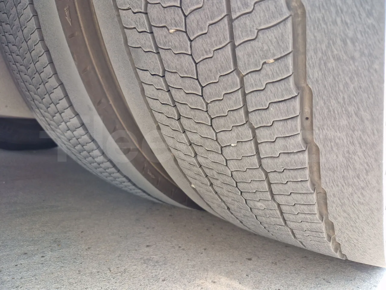 Irizar Scania K380EB - EUR4 - 279kW - 12m - tread condition third axle tires left