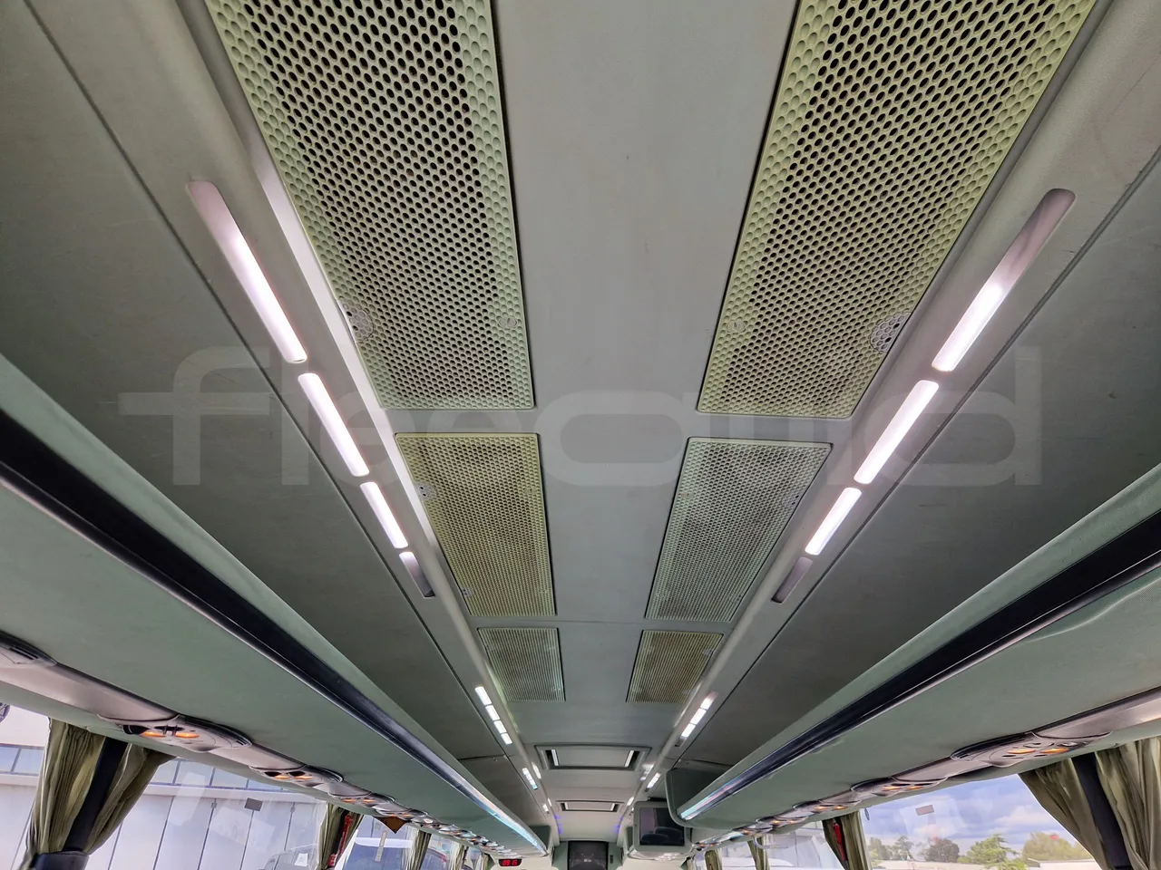 Irizar Scania K380EB - EUR4 - 279kW - 12m - overhead compartments photo