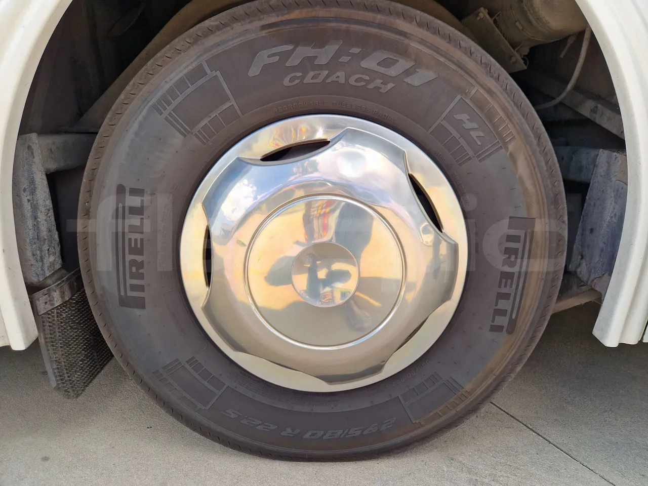 Irizar Scania K380EB - EUR4 - 279kW - 12m - front left tire measurements