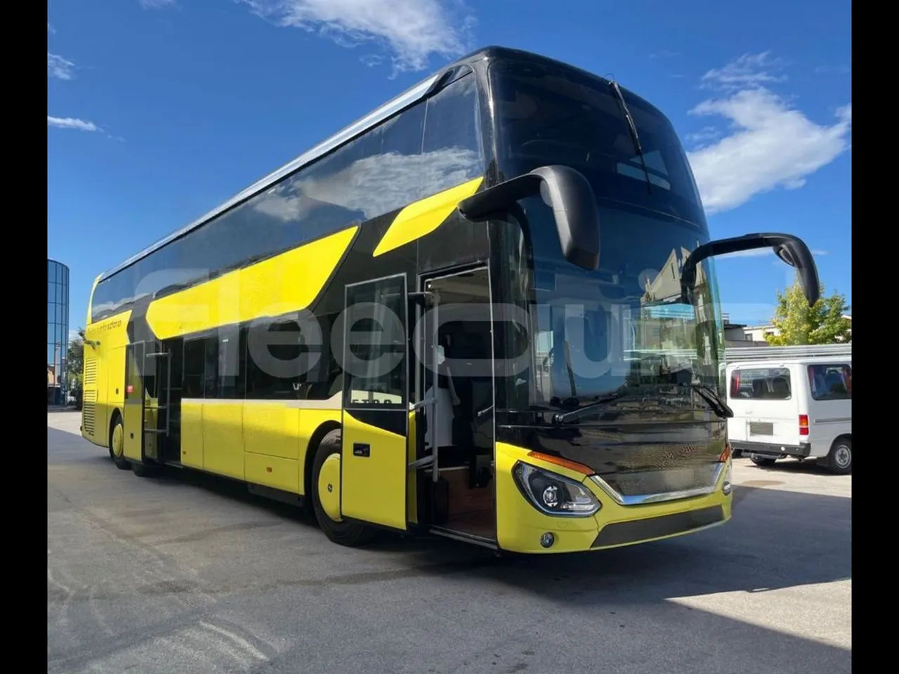 Setra S531 DT - EUR6 - 375kW - 14m - 3/4 right front doors open