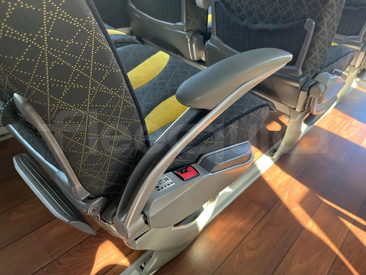 Setra S531 DT - EUR6 - 375kW - 14m - armrest detail photo
