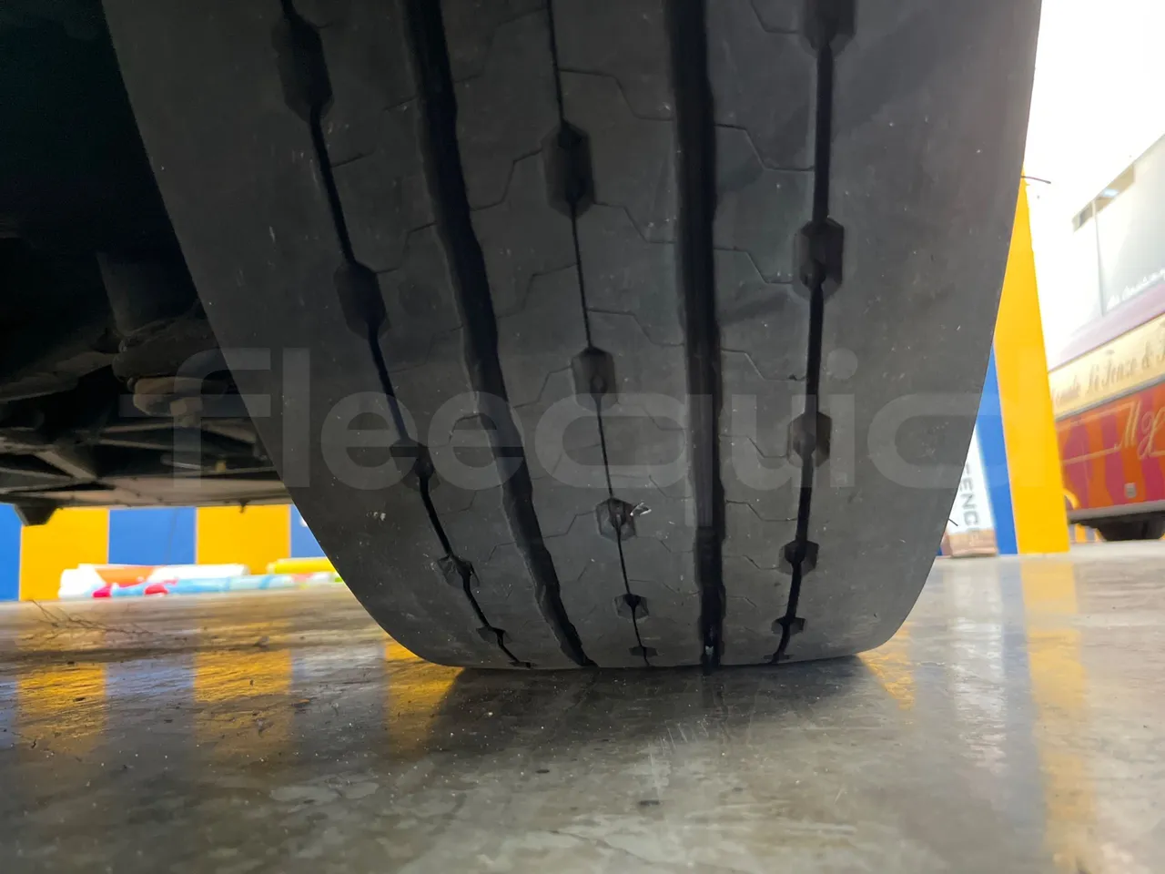 Setra S531 DT - EUR6 - 375kW - 14m - tread condition front tires right