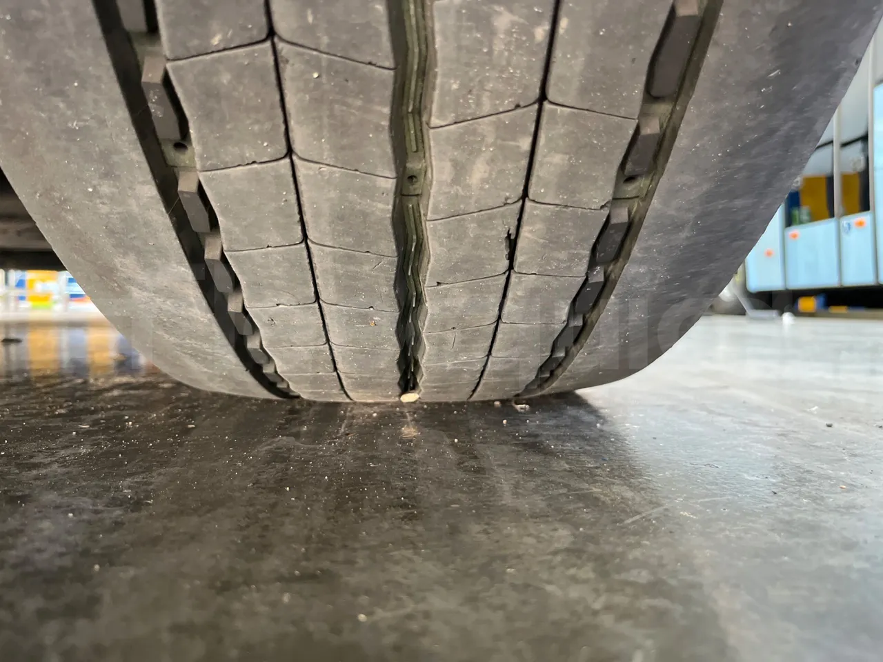 Setra S531 DT - EUR6 - 375kW - 14m - tread condition third axle tires right