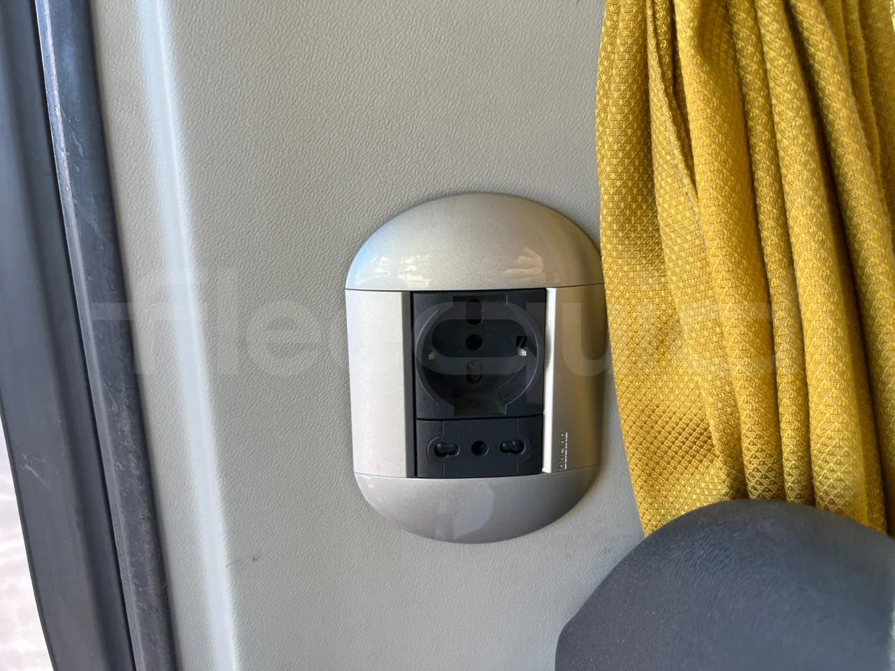 Setra S531 DT - EUR6 - 375kW - 14m - power outlets detail