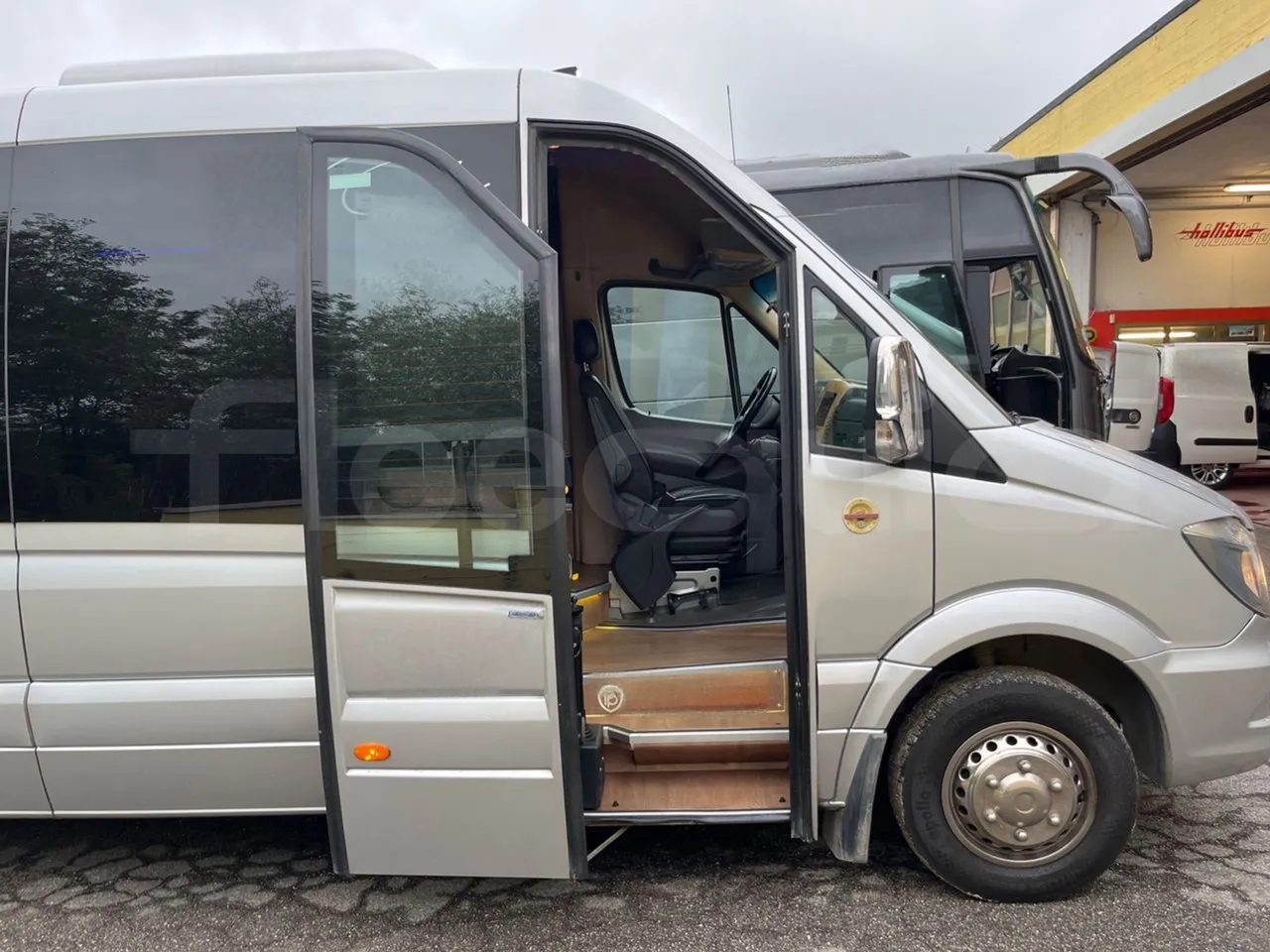 Mercedes-Benz Sprinter Bus prestige - EUR6 - 140kW - 7.765m - front door 1 open