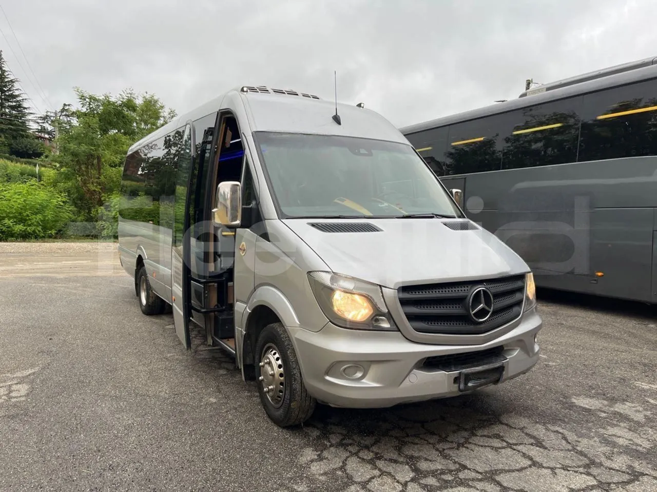 Mercedes-Benz Sprinter Bus prestige - EUR6 - 140kW - 7.765m - 3/4 right front doors open